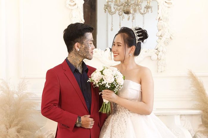 Cuộc sống hiện tại của chàng trai xăm kín mặt: Hạnh phúc bên vợ đẹp