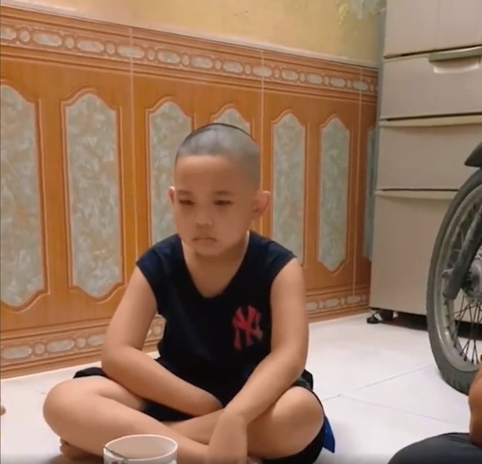 Nhiệt tình khi gội đầu, chủ tiệm múa quyền làm khách muốn bỏ chạy