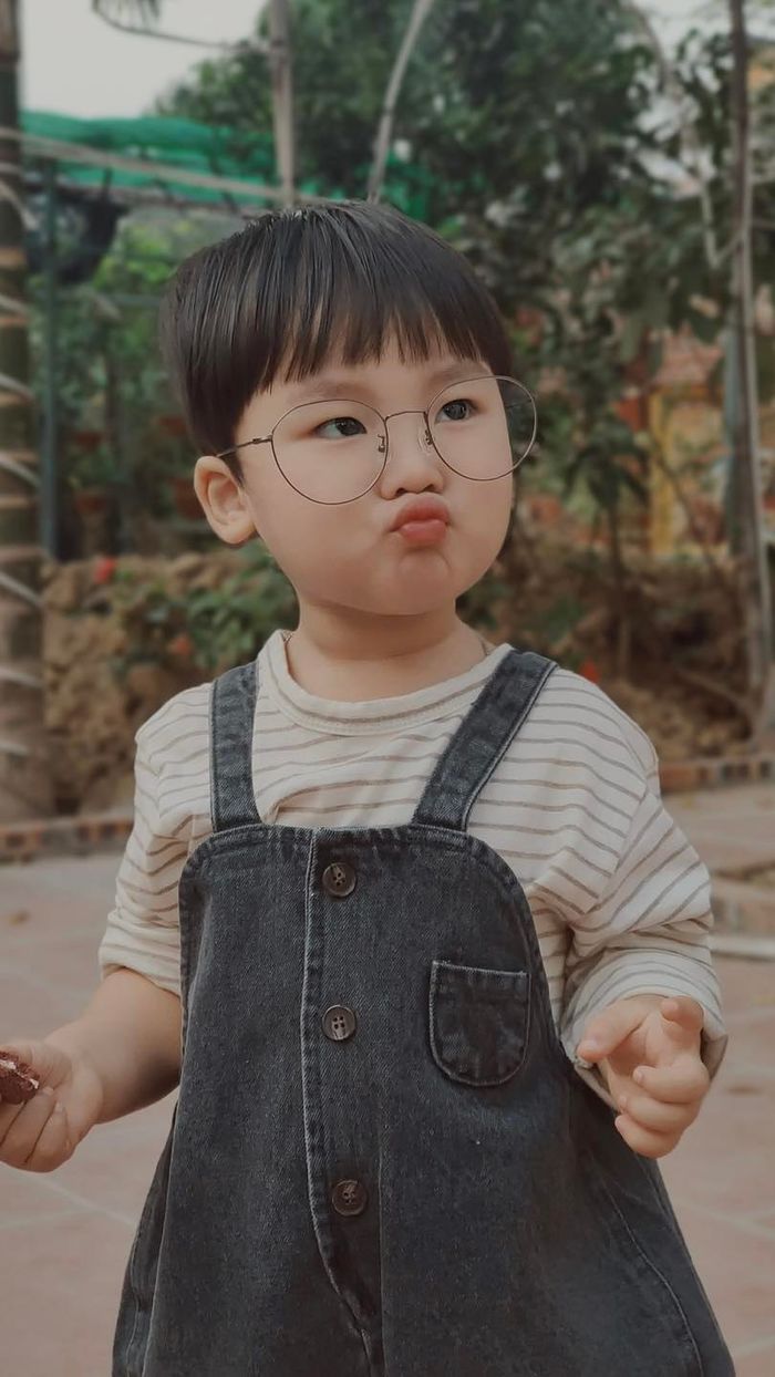 Bo Thúi có nhiều nét giống và biểu cảm giống hệt mẹ Hòa