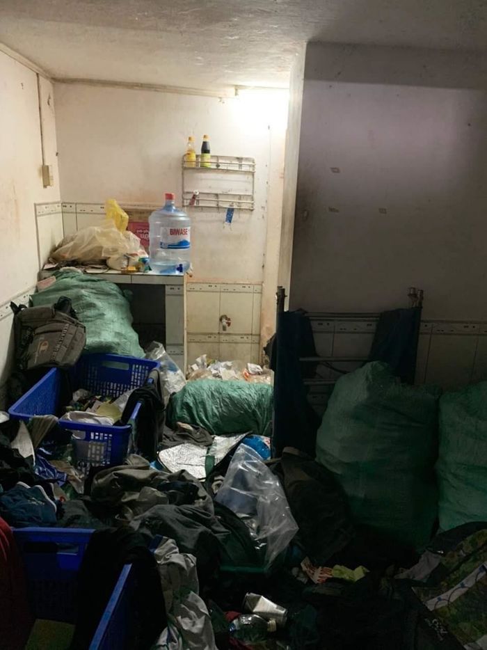Đầu năm, chủ trọ è lưng dọn bãi rác khách để lại, F5 luôn phòng trọ