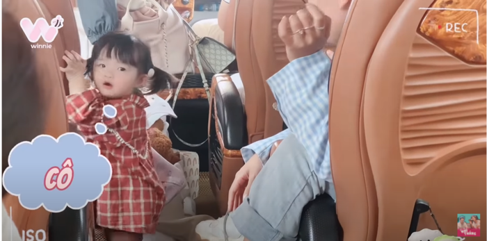 Đẻ con gái cho thùy mị: Winnie chạy nhảy trong xe, gặp ai cũng gọi dậy