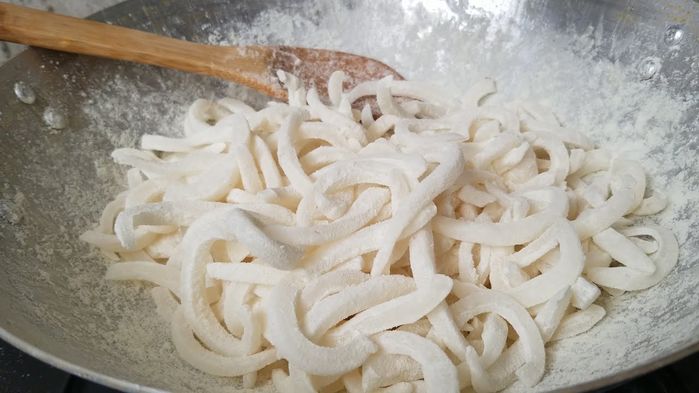 Đẽo cùi dừa làm mứt dịp Tết Nguyên Đán: Khách đông không kịp chốt đơn