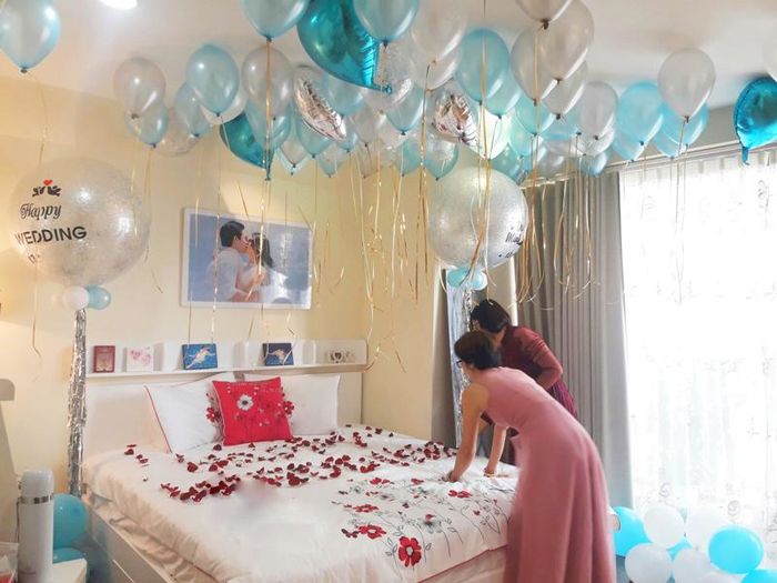 Bà bầu ngồi hẳn trên giường tân hôn, cô dâu mặt biến sắc vì sợ xui
