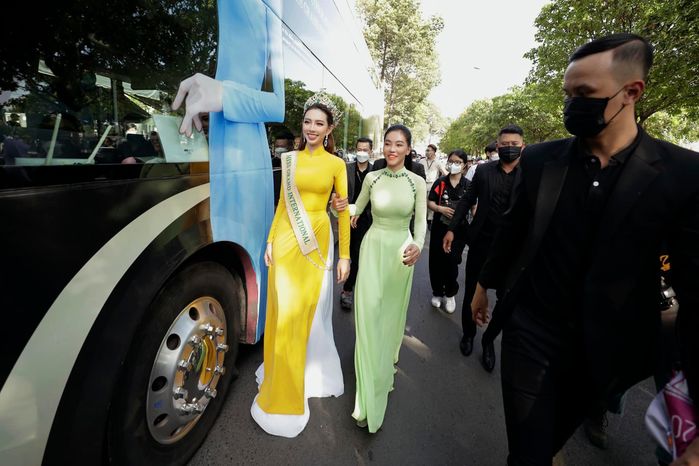 Đọ sắc vóc các nàng Hậu Việt khi diện áo dài vàng