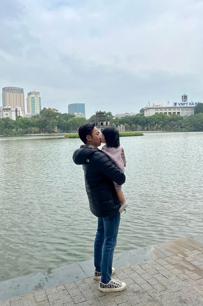Gia đình Cường Đô La đi dạo: Subeo cao lớn vượt trội, Suchin lí lắc
