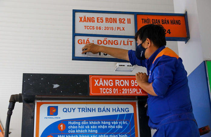 Chiều 1/3, giá xăng dầu tăng: Em không ngại đi bộ em chỉ cần lý do