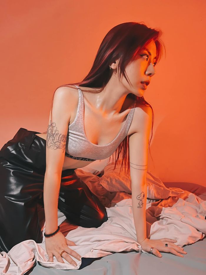 Tlinh pose dáng mà cứ ngỡ thánh hài Mai Âm Nhạc