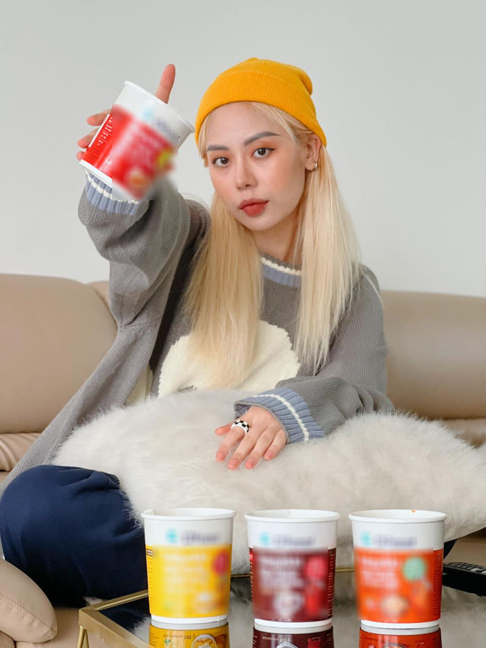 Tlinh pose dáng mà cứ ngỡ thánh hài Mai Âm Nhạc