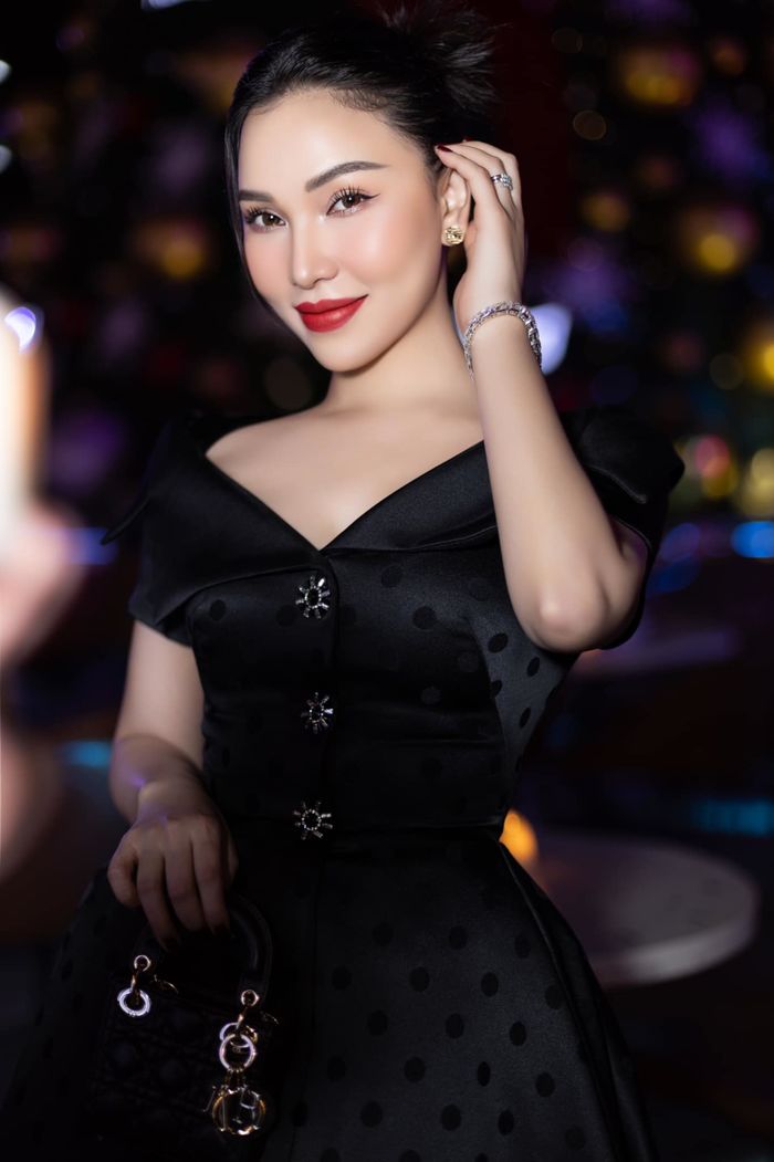 Gu thời trang của Quỳnh Thư khoe dáng quá đỉnh