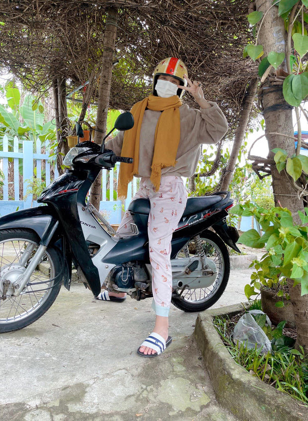 Hoa hậu xả vai khi về quê: Kiều Loan đi xe số, H'Hen Niê đào khoai