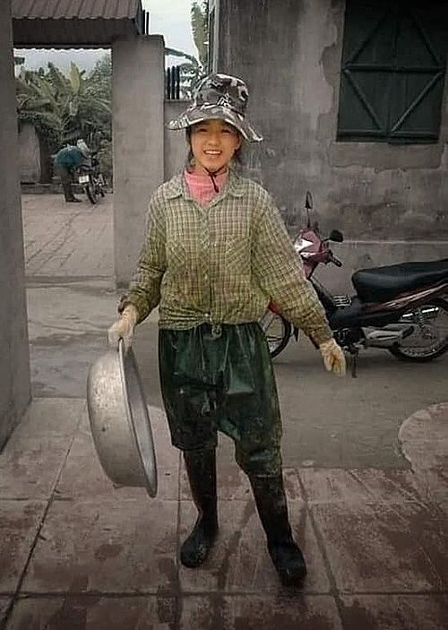 Hoa hậu xả vai khi về quê: Kiều Loan đi xe số, H'Hen Niê đào khoai