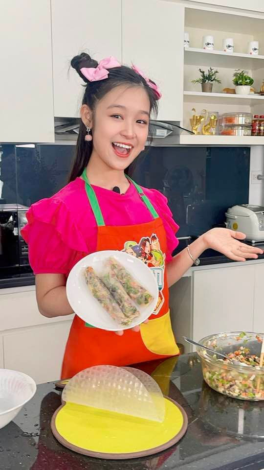 Hoa khôi Cần Thơ tương lai rộng mở khi làm con nuôi bà trùm Hoa hậu