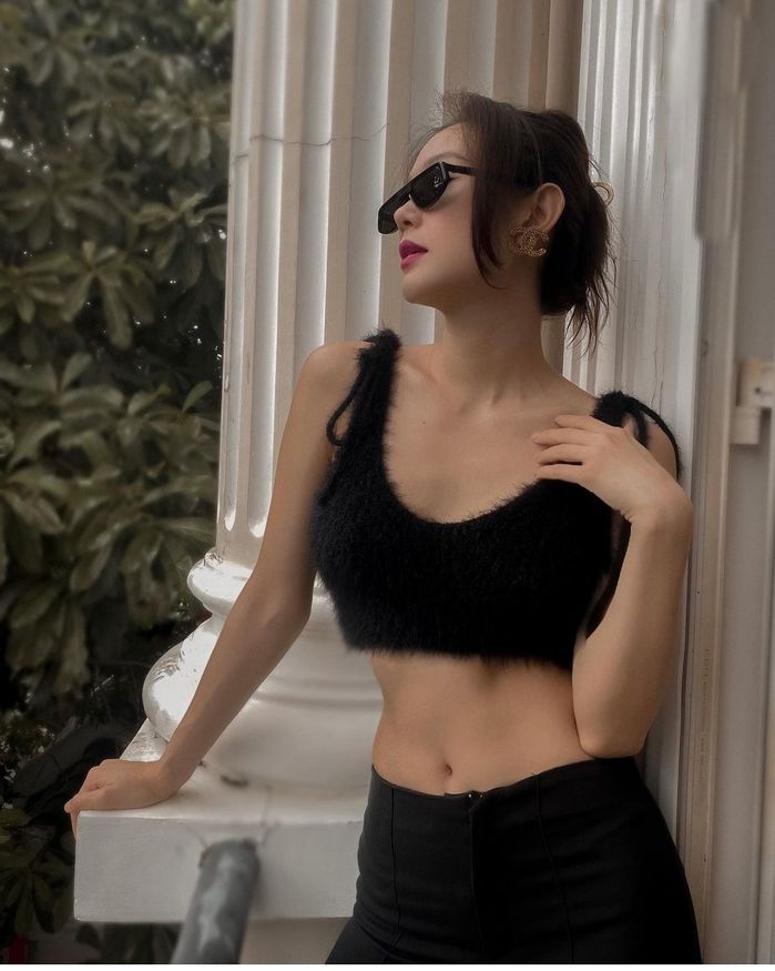 Học Minh Hằng giữ eo con kiến: Không chỉ tập mà còn uống nước thần