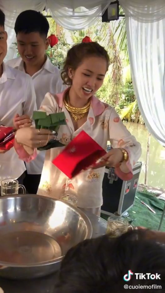 Mừng cưới nhỏ bạn thân: Xấp tiền lẻ gói trong lá chuối đếm mỏi tay