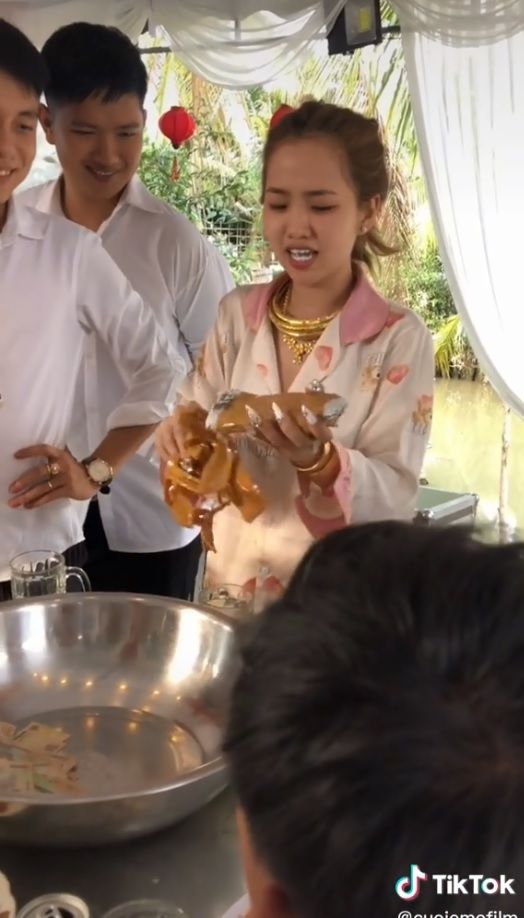 Mừng cưới nhỏ bạn thân: Xấp tiền lẻ gói trong lá chuối đếm mỏi tay