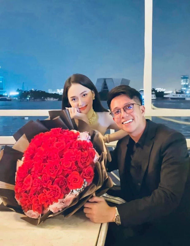 Hương Giang và Sơn Tùng diện outfit giá khủng chỉ để đi ăn tối