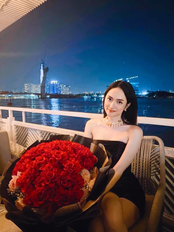 Hương Giang và Sơn Tùng diện outfit giá khủng chỉ để đi ăn tối