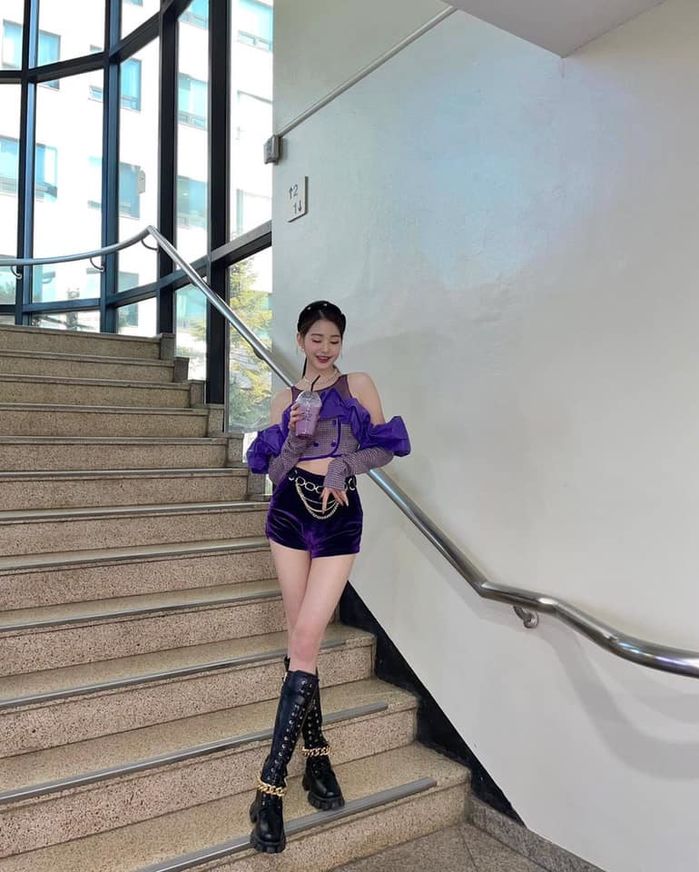 Idol khoe body khi giữ dáng: Wonyoung được khen chân dài cộc cả quần