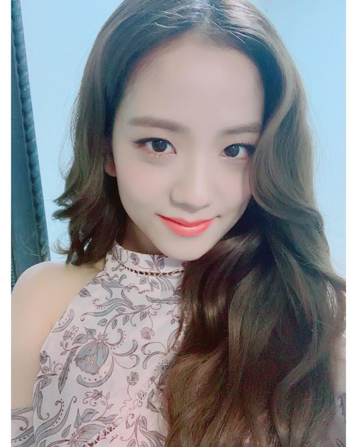 Jisoo (BLACKPINK) hóa công chúa ngoài đời thực với BST váy xinh xỉu