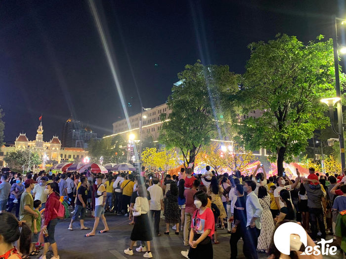 Mọi người nô nức xem đường hoa Nguyễn Huệ: Sài Gòn đang dần hồi sinh
