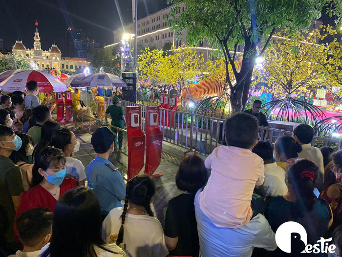 Mọi người nô nức xem đường hoa Nguyễn Huệ: Sài Gòn đang dần hồi sinh