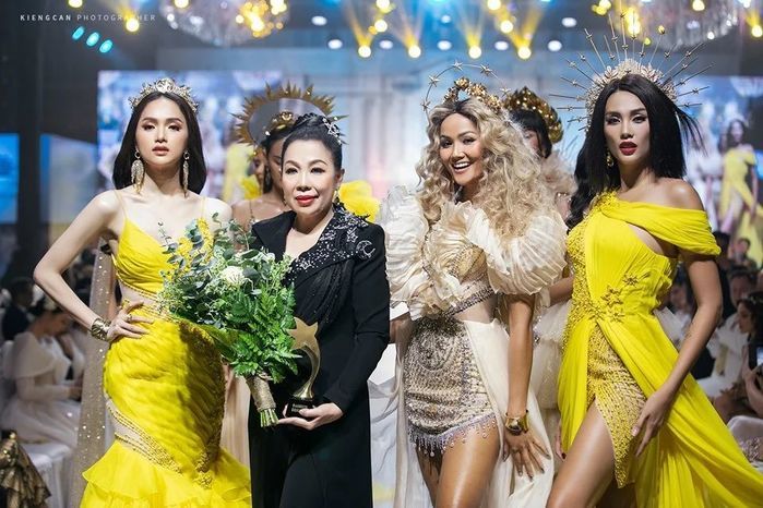 Khoảnh khắc “chị chị em em” của Vbiz: Ngọc Thảo nhắc bài cho Đỗ Hà