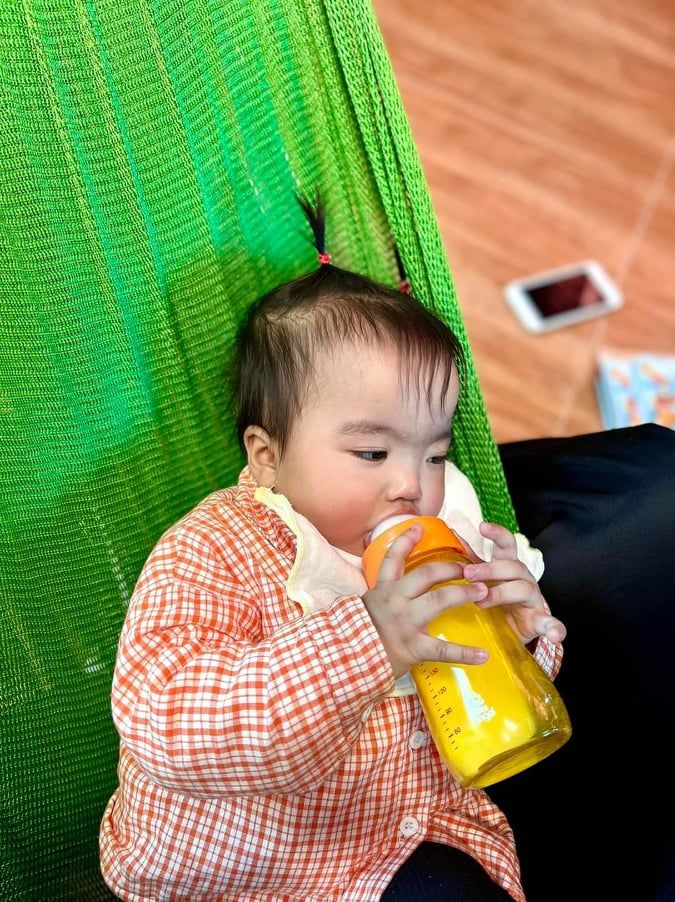 Khoảnh khắc ái nữ nhà sao ti sữa: Lisa như công chúa ngủ trong rừng