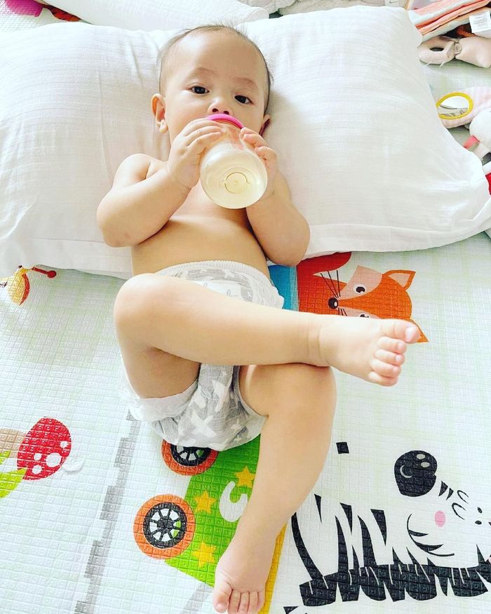 Khoảnh khắc ái nữ nhà sao ti sữa: Lisa như công chúa ngủ trong rừng