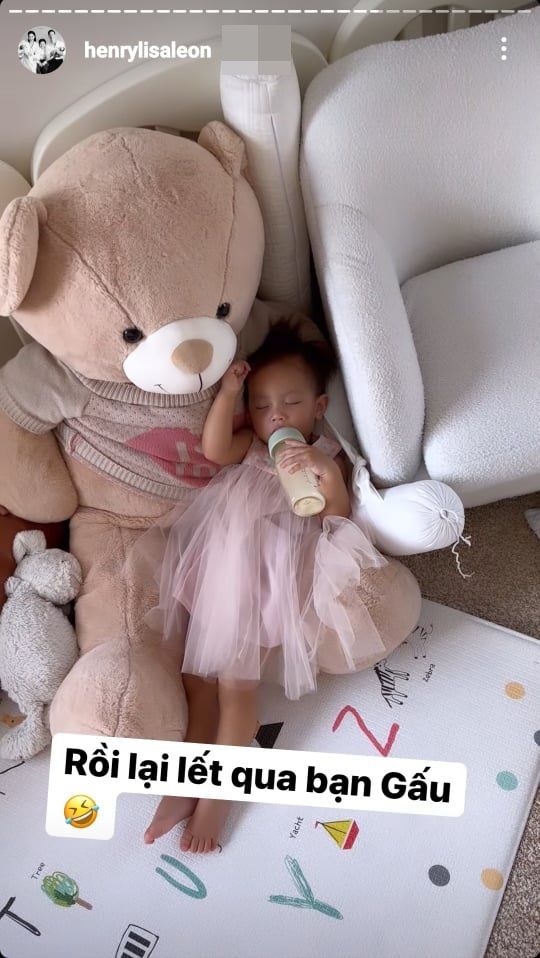 Khoảnh khắc ái nữ nhà sao ti sữa: Lisa như công chúa ngủ trong rừng
