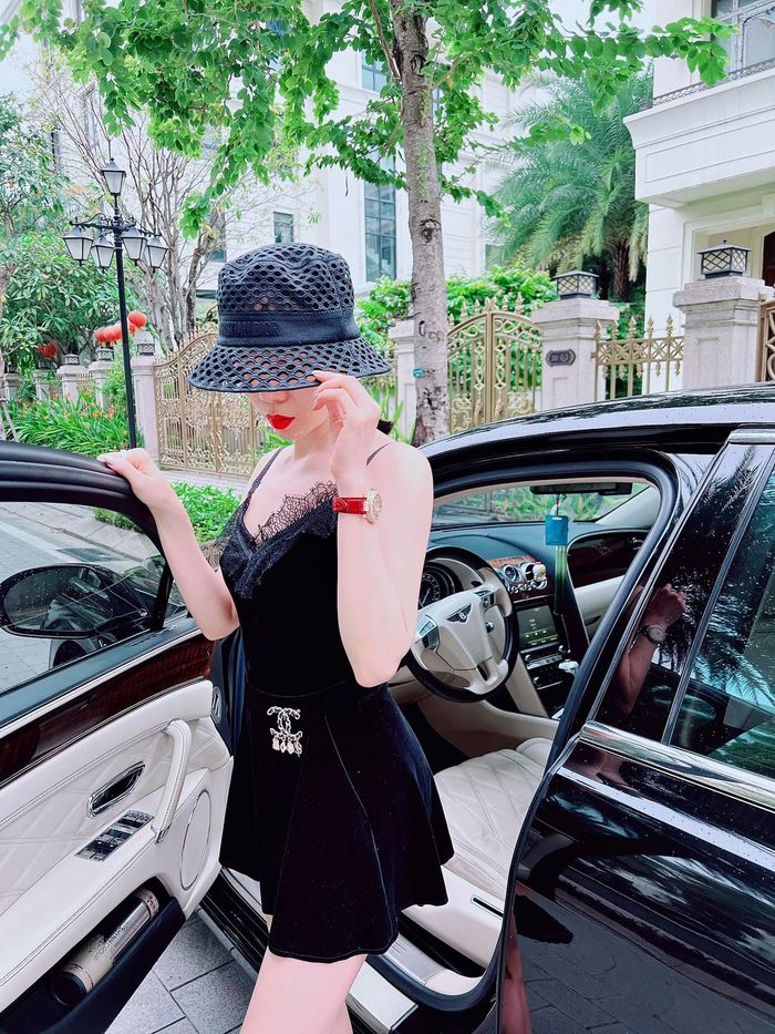 Lệ Quyên khoe nước hoa vô tình hé lộ BST đồng hồ hàng chục tỷ đồng