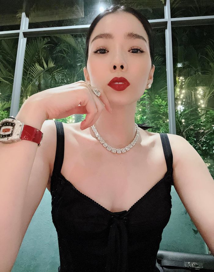 Lệ Quyên khoe nước hoa vô tình hé lộ BST đồng hồ hàng chục tỷ đồng