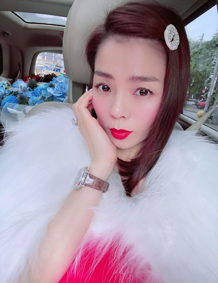 Lệ Quyên khoe nước hoa vô tình hé lộ BST đồng hồ hàng chục tỷ đồng