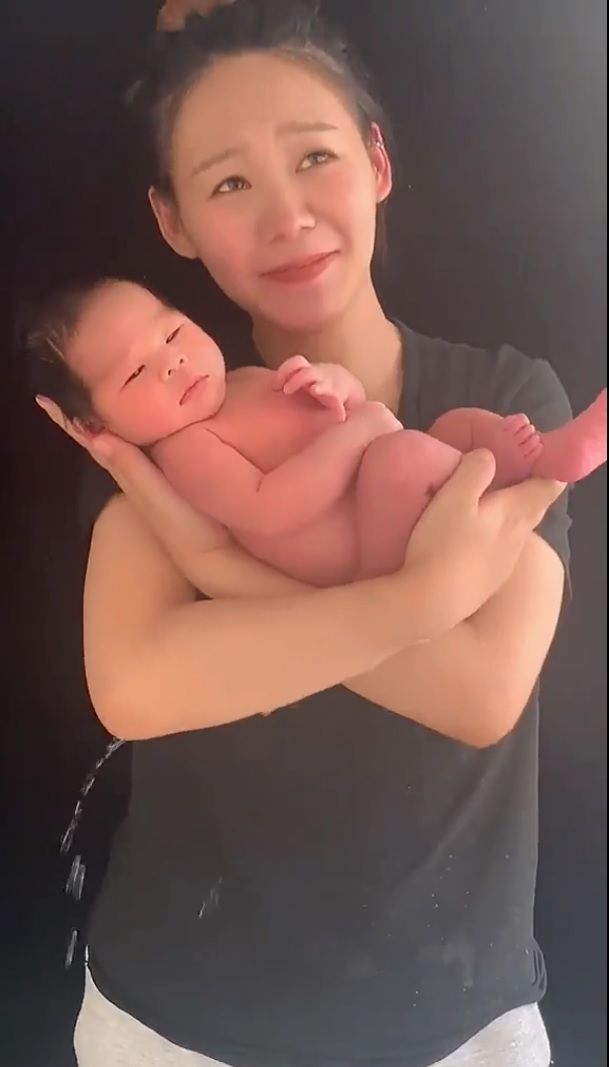 Khó đỡ: Đang chụp hình chung với bố mẹ thì bé đột nhiên xả nước
