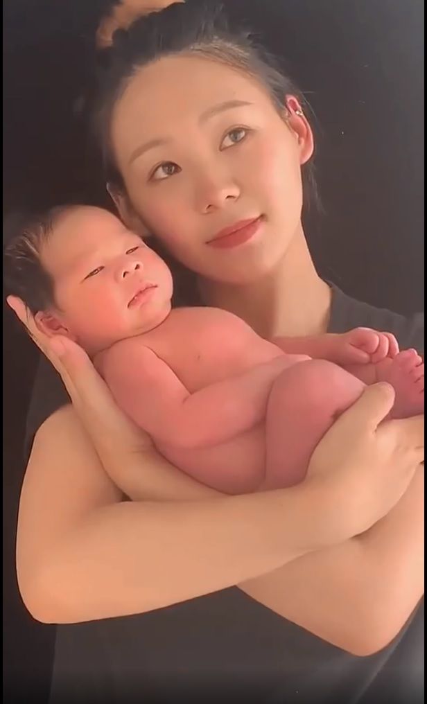 Khó đỡ: Đang chụp hình chung với bố mẹ thì bé đột nhiên xả nước