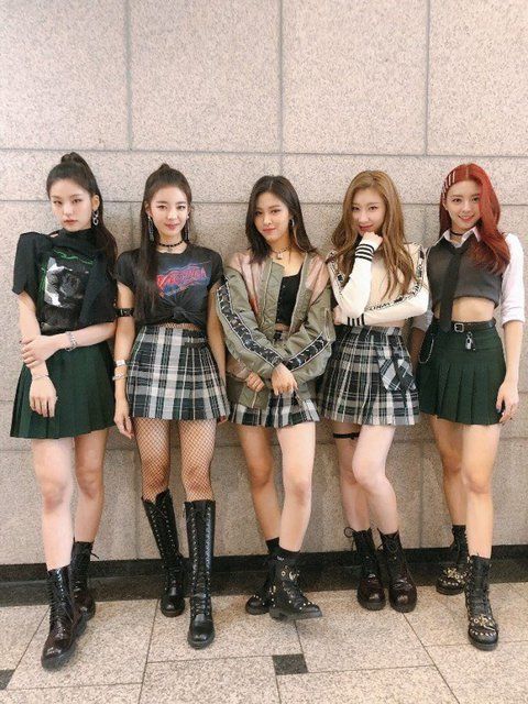Knet tố ITZY đạo nhái BLACKPINK: Mặc quần mặc áo cũng là đạo hả?
