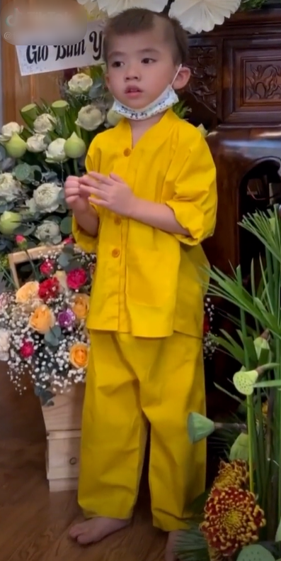 Lễ 100 ngày của Phi Nhung: Hồ Văn Cường tự chuẩn bị mâm cúng tại nhà