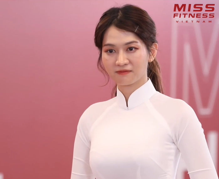 Lê Bống diện áo dài trắng tại cuộc thi Miss Fitness Vietnam 2022
