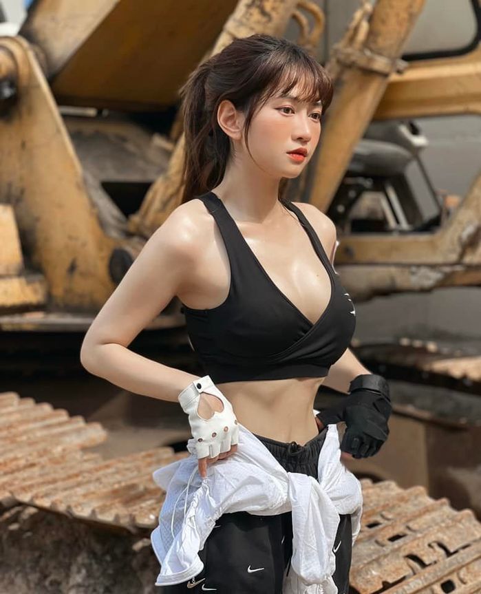 Lê Bống diện áo dài trắng tại cuộc thi Miss Fitness Vietnam 2022