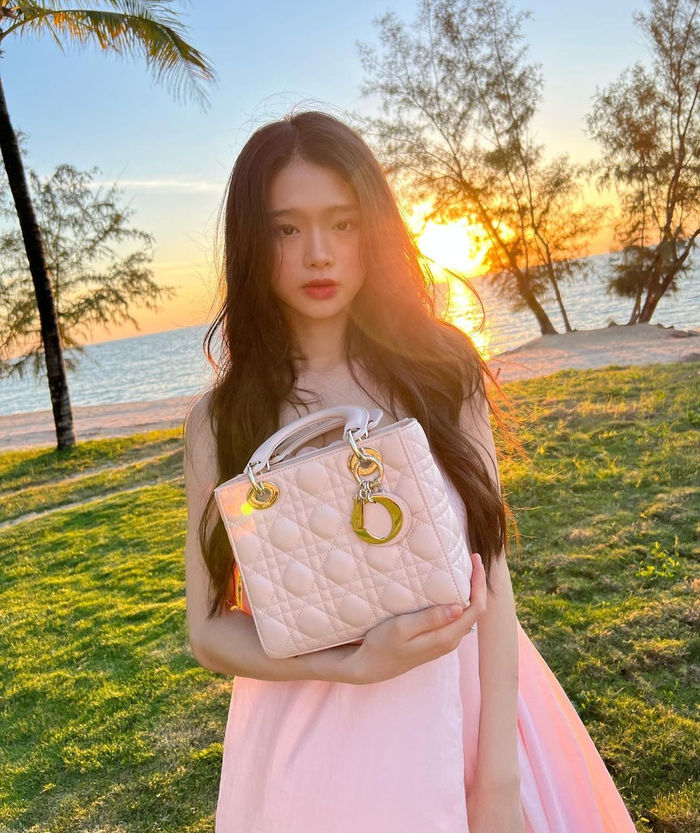 Cuộc sống hiện tại tuổi 20 của Linh Ka khiến ai cũng ganh tị