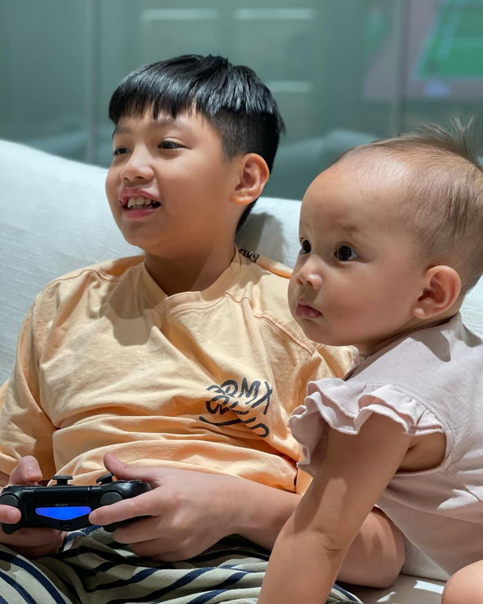 Lisa mê anh hai Subeo như điếu đổ: Làm gì cũng có đôi