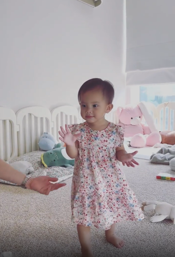 Lisa là người quyền lực nhất trong nhà, được mẹ Hà gọi là bà nội
