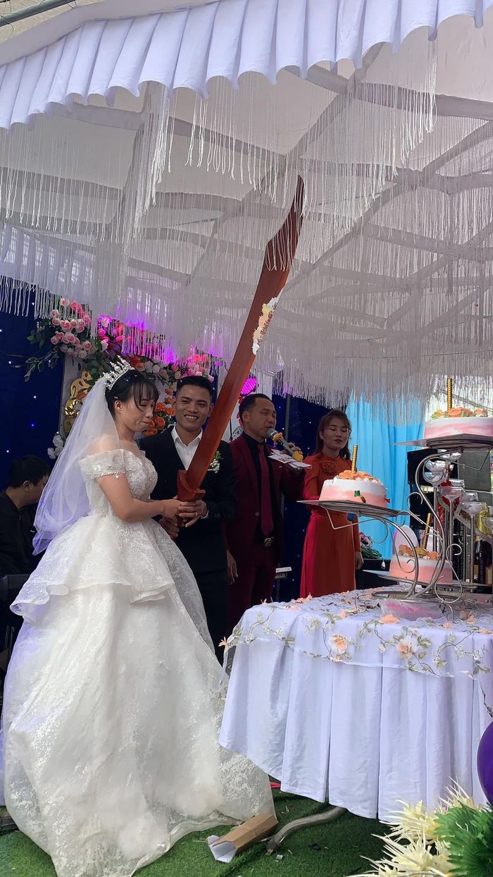 Màn cắt bánh kem trong ngày cưới khiến quan viên 2 họ tá hỏa