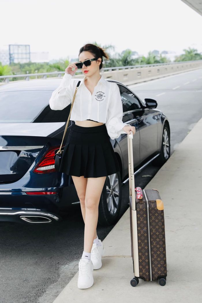 Sao Việt mang gì về cho mẹ: Midu mang xấp sổ đỏ dày cộm