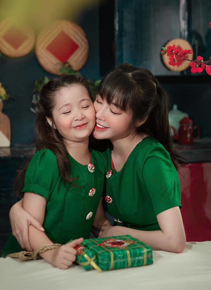Mẹ con sao Việt diện đồ đồng điệu: Lisa là phiên bản nhí của mẹ Hà