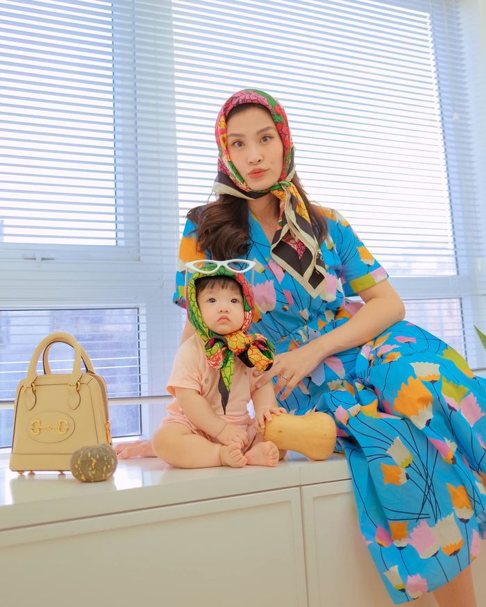 Mẹ con sao Việt diện đồ đồng điệu: Lisa là phiên bản nhí của mẹ Hà