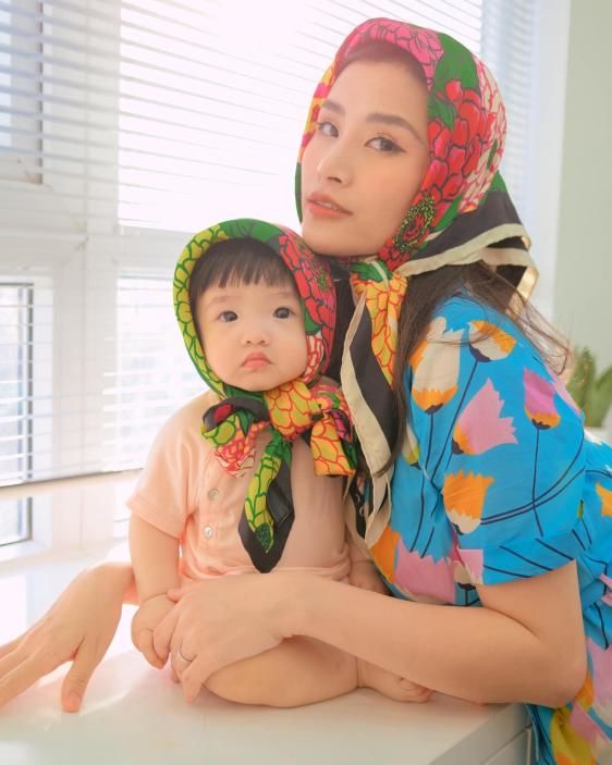 Mẹ con sao Việt diện đồ đồng điệu: Lisa là phiên bản nhí của mẹ Hà