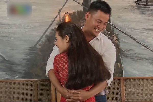 Mẹ đơn thân từ chối phũ phàng trên show hẹn hò vì bạn nam không có nhà