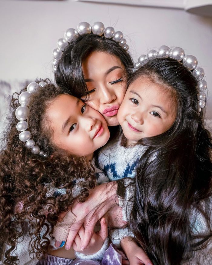 Mẹ gốc Việt tông xuyệt tông với 2 con gái: Muốn đẻ ngay tiểu công chúa