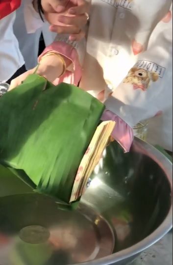 Mừng cưới nhỏ bạn thân: Xấp tiền lẻ gói trong lá chuối đếm mỏi tay
