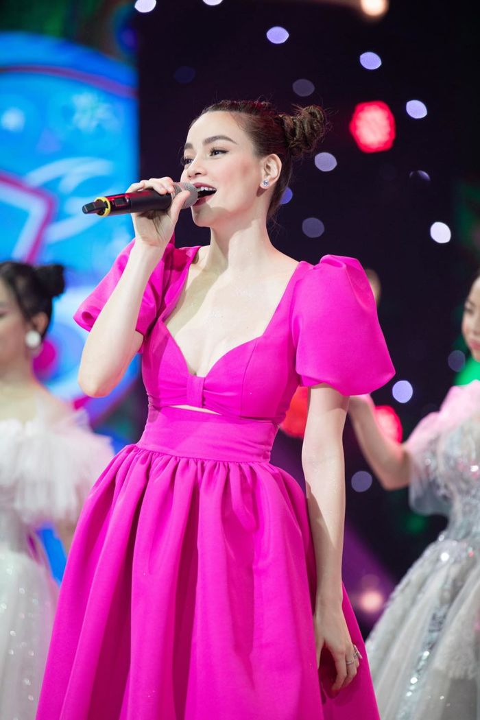 Mỹ nhân Việt diện đồ màu hồng cánh sen sến sẩm: Thùy Tiên vươn top 1